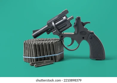 PISTAL GUN WITH 5 RING CAPS